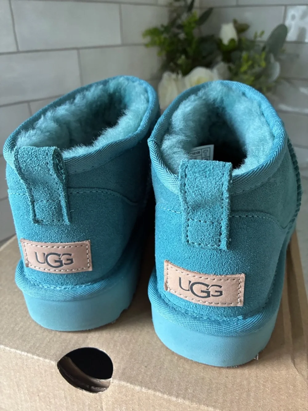 EUC Women’s Uggs Ultra Mini Size 8 Teal Blue